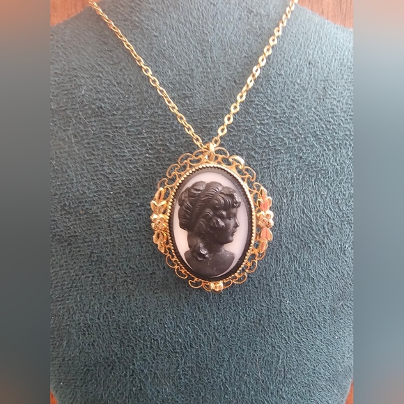 Vintage Gold Filled Cameo Brooch/pendant